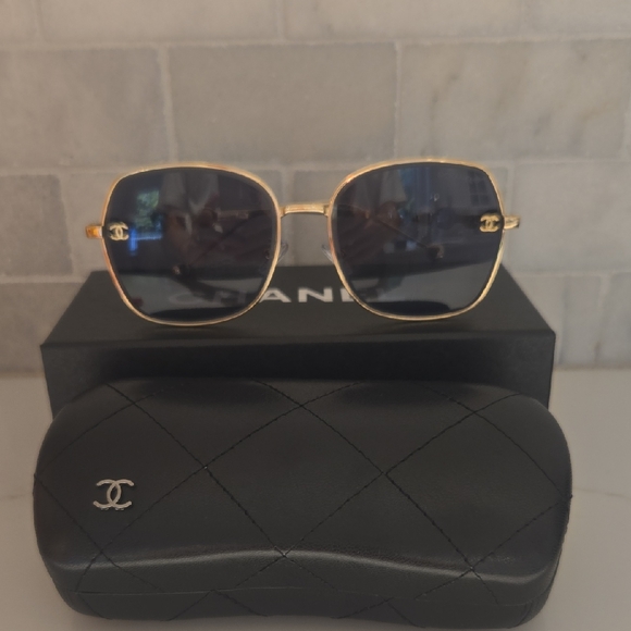CHANEL Women's Sunglasses with Gold Frame and Black Lenses - Picture 3 of 8